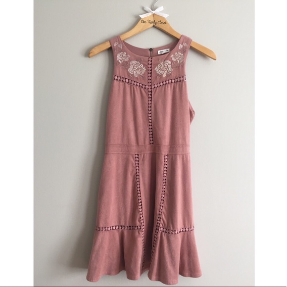 Dresses & Skirts - 🌟 Skylar + Jade- Dusty Pink Dress with embroidery